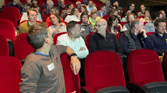 publiek spreekt met elkaar