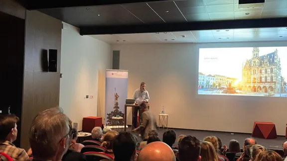publiek kijkt naar spreker