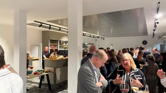 mensen praten met elkaar tijdens receptie