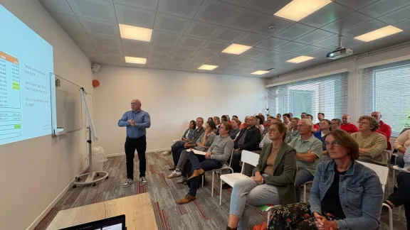 mensen luisteren naar spreker