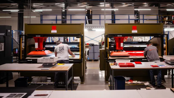 mannen aan de stansmachine
