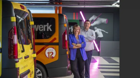 Ellen en Thierry bij de busjes