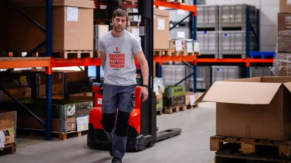 Transport van materialen met een hoogtewerker