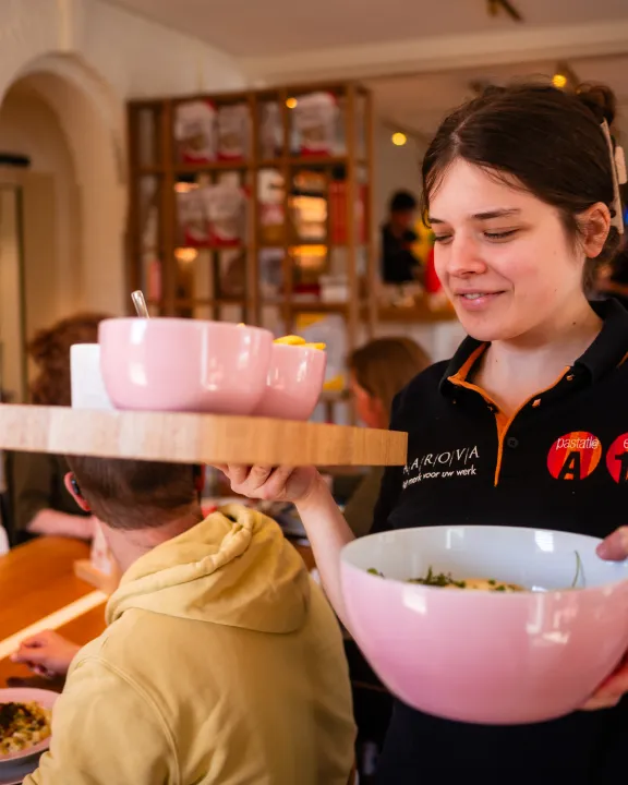 Maud in restaurant
