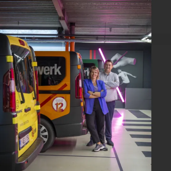 Ellen en Thierry bij de busjes